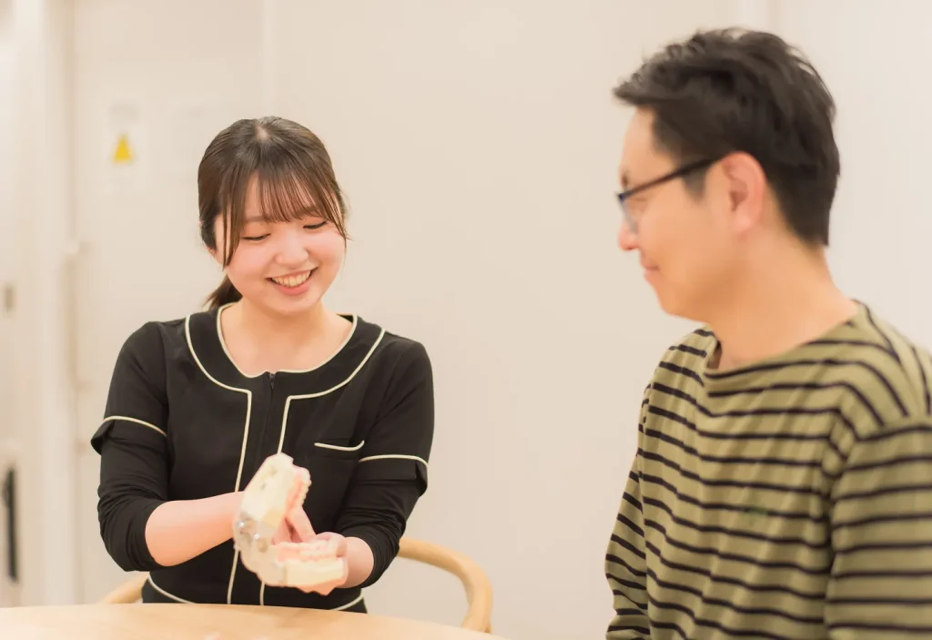 院内技工士によるフルオーダーの人工歯の提供